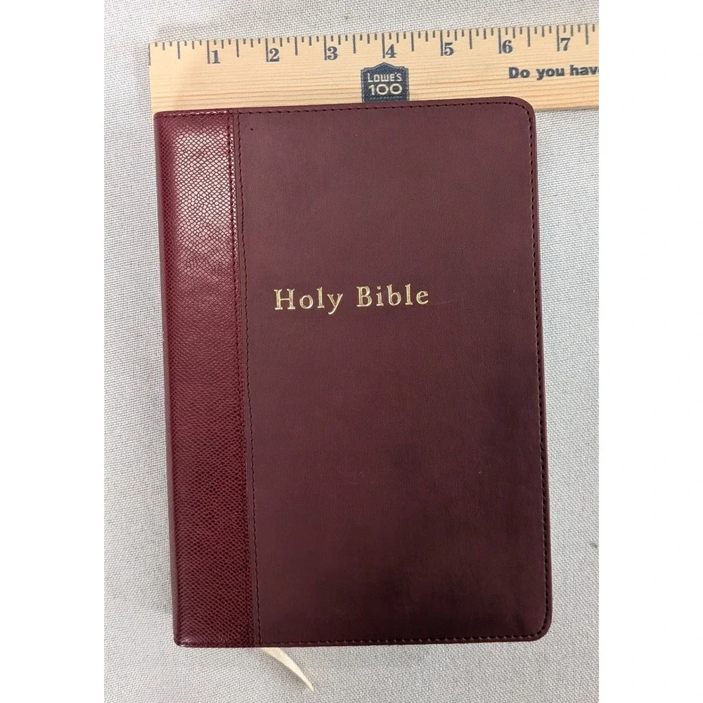 HarperCollins NRSV Catholic Gift Bible Unisex OS Burgundy  Gift Edition